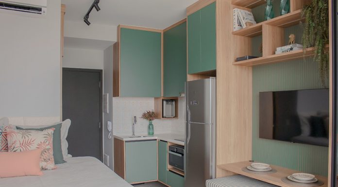 Projeto de arquitetura de estúdio com 24 m² destaca cozinha completa, cama queen size e cantinho do bar ResiliArt Arquitetura reforma estúdio de 24m²