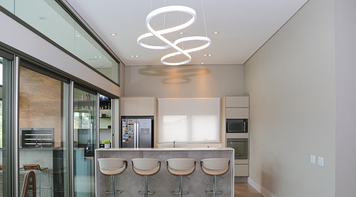 Cozinha com bancada ilha ou península? As ilhas de cozinha podem se tornar desde áreas de preparo até espaços para refeições informais com o uso de banquetas ou cadeiras. Já as penínsulas podem ser adaptadas para incluir áreas de armazenamento ou até mesmo pequenas bancadas para café da manhã