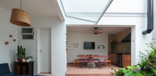 Estúdio Maré transforma casa em São Paulo com design contemporâneo e funcional Projeto: Estúdio Maré| Pavimento térreo teve seu layout modificado integrando cozinha com área externa