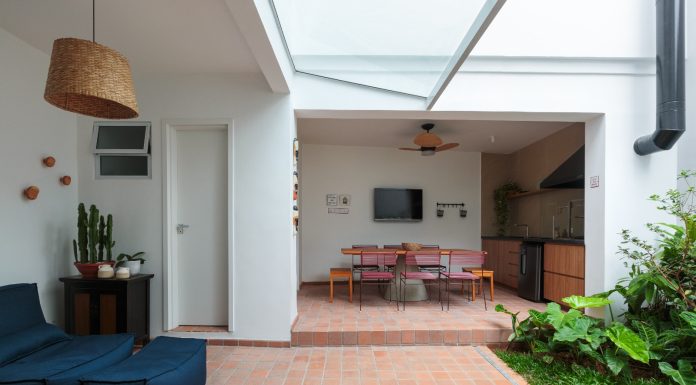 Estúdio Maré transforma casa em São Paulo com design contemporâneo e funcional Projeto: Estúdio Maré| Pavimento térreo teve seu layout modificado integrando cozinha com área externa