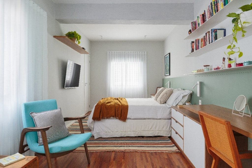 Projeto: Estúdio Maré| O quarto do casal foi pensado também para acomodar um espaço de trabalho e penteadeira