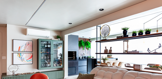Reforma harmoniza estilos distintos do casal em um décor sofisticado e aconchegante Projeto: Cristiane Schiavoni | O apartamento integra toda a área social, privilegiando tons terrosos e móveis com formas orgânicas
