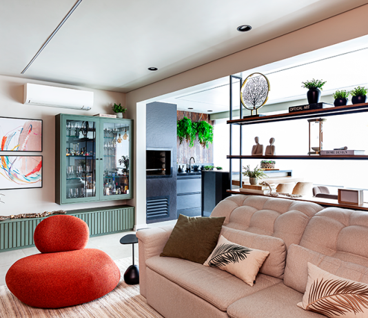 Reforma harmoniza estilos distintos do casal em um décor sofisticado e aconchegante Projeto: Cristiane Schiavoni | O apartamento integra toda a área social, privilegiando tons terrosos e móveis com formas orgânicas