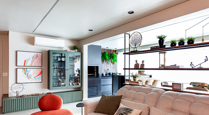 Reforma harmoniza estilos distintos do casal em um décor sofisticado e aconchegante Projeto: Cristiane Schiavoni | O apartamento integra toda a área social, privilegiando tons terrosos e móveis com formas orgânicas