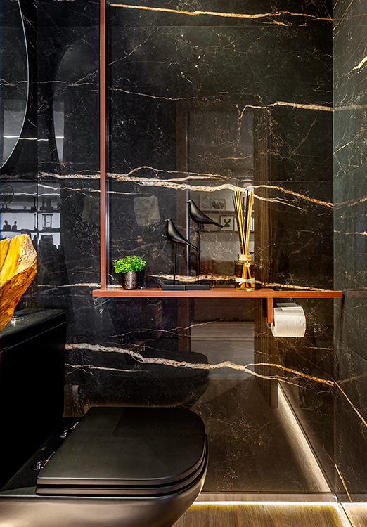 Projeto: Cristiane Schiavoni | Um lavabo luxuoso com metais e louças pretas 