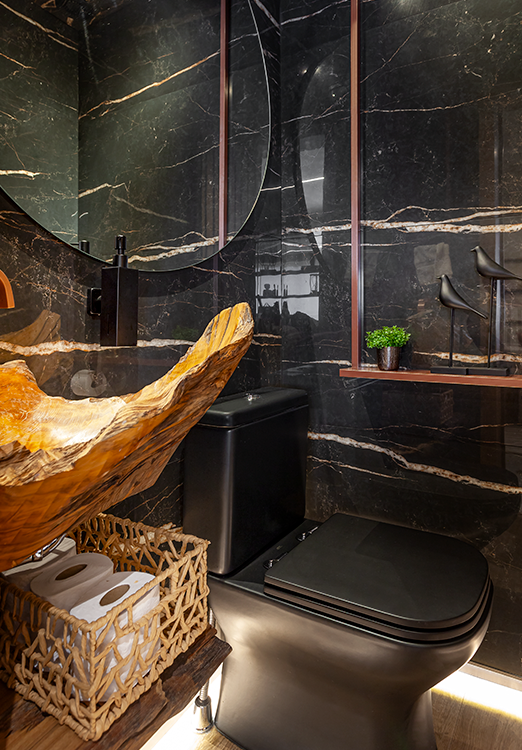 Projeto: Cristiane Schiavoni | Um lavabo luxuoso com metais e louças pretas