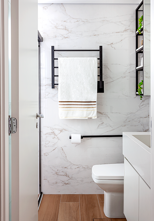 No banheiro do casal, a arquiteta Cristiane Schiavoni utilizou porcelanato estilo mármore