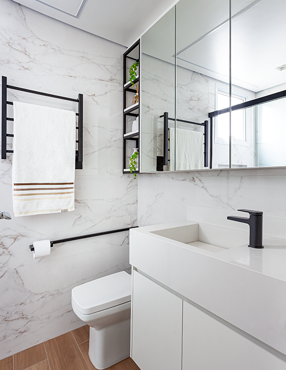 No banheiro do casal, a arquiteta Cristiane Schiavoni utilizou porcelanato estilo mármore