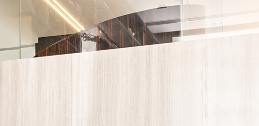 Diego Revollo assina apartamento Maison Victoria Projeto: Diego Revollo| A escada social do projeto foi convertida em uma escultura arquitetônica