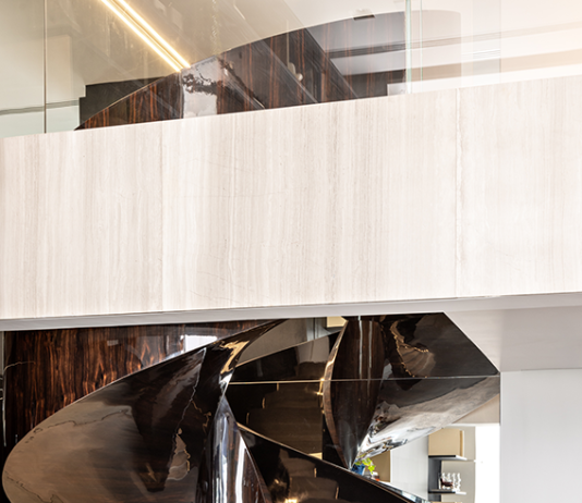 Diego Revollo assina apartamento Maison Victoria Projeto: Diego Revollo| A escada social do projeto foi convertida em uma escultura arquitetônica