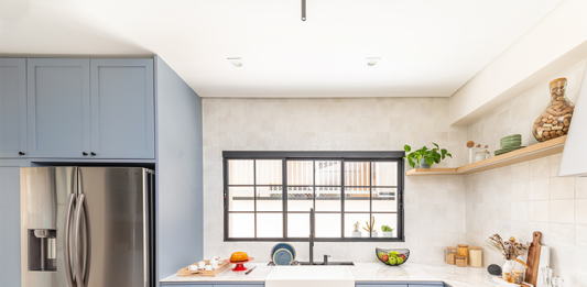 A alegria das cozinhas coloridas no décor de interiores A marcenaria em cor azul sereno em detalhes provençal, com borda sutil, são o charme desse espaço, considerado por muitos o coração da casa | Projeto BMA Studio