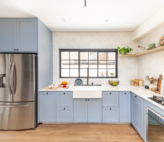 A marcenaria em cor azul sereno em detalhes provençal, com borda sutil, são o charme desse espaço, considerado por muitos o coração da casa | Projeto BMA Studio