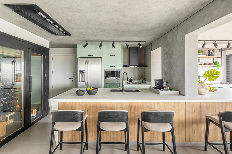 Neste apartamento, o arquiteto Bruno Moraes conciliou a delicadeza dos armários em verde com o despojado dos elementos presentes no décor industrial | Projeto BMA Studio