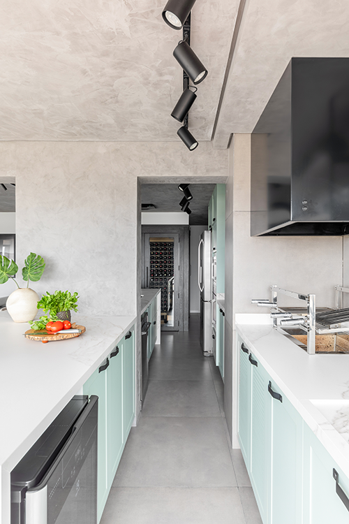 Neste apartamento, o arquiteto Bruno Moraes conciliou a delicadeza dos armários em verde com o despojado dos elementos presentes no décor industrial | Projeto BMA Studio