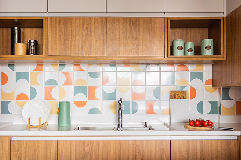 Neste duplex realizado pelo arquiteto Bruno Moraes, a combinação de cores resultou na sensação de tranquilidade e destaque para o revestimento colorido do backsplash, que se tornou original e aconchegante | Projeto BMA Studio