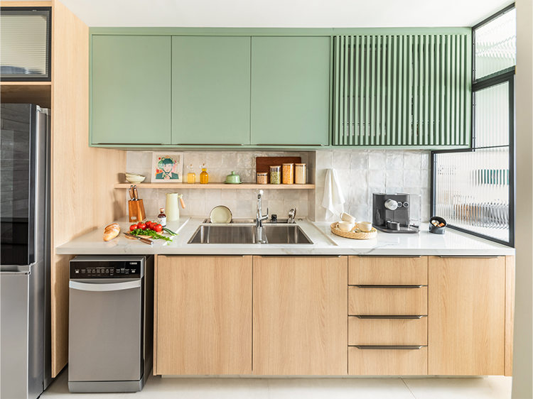 Na concepção do espaço da cozinha, ela foi separada em três partes: refrigeração, lavagem e cocção que foi conectada à bancada para aumentar a eficiência no preparo dos alimentos e a conectividade e interação. O verde menta com madeira aumenta a sensação de receptividade | Projeto BMA Studio