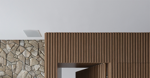 Portas mimetizadas: integração e fluidez nos projetos arquitetônicos Camuflada no painel ripado, a portas mimetizadas concebidas pelo arquiteto Bruno Moraes resguardam a entrada do lavabo e do dormitório