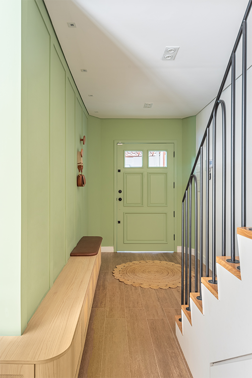 O verde integrou a porta de entrada dessa casa. No entendimento do arquiteto Bruno Moraes, a definição adicionou um senso de continuidade e um convite para quem adentra o imóvel