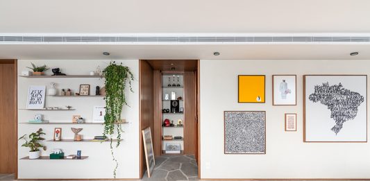 Transformação com estilo: apartamento na Vila Madalena integra sofisticação e conforto Projeto: Labra Arquitetos| Hall de entrada com elementos que criam um ambiente acolhedor aos moradores e visitantes