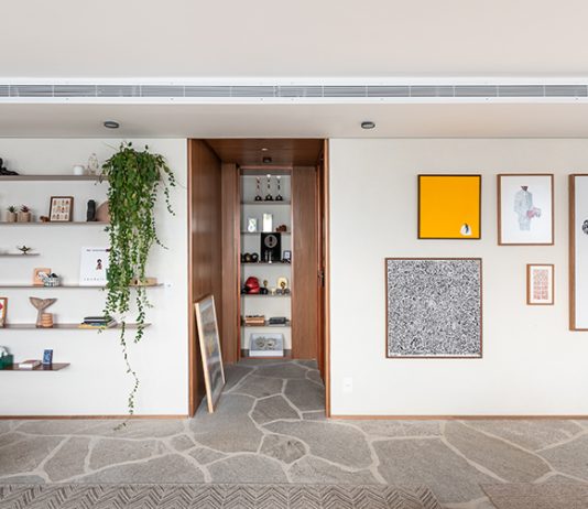 Transformação com estilo: apartamento na Vila Madalena integra sofisticação e conforto Projeto: Labra Arquitetos| Hall de entrada com elementos que criam um ambiente acolhedor aos moradores e visitantes