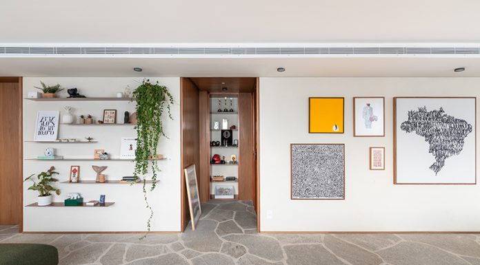 Transformação com estilo: apartamento na Vila Madalena integra sofisticação e conforto Projeto: Labra Arquitetos| Hall de entrada com elementos que criam um ambiente acolhedor aos moradores e visitantes