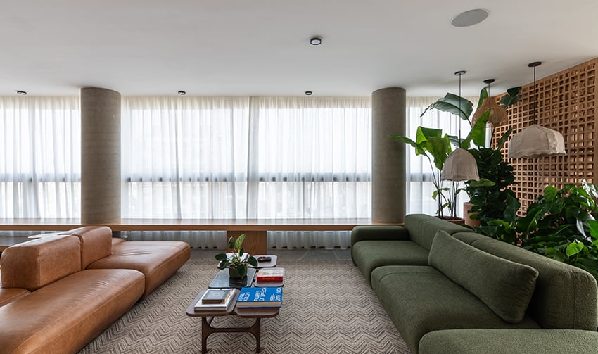 Projeto: Labra Arquitetos| Bancada de madeira é um dos pontos de destaque desse projeto