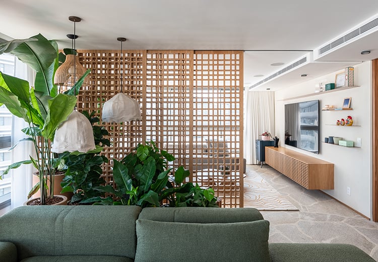 Projeto: Labra Arquitetos| Portas de muxarabi foram incluídas para proporcionar flexibilidade, permitindo dividir a sala de TV e garantir privacidade quando necessário