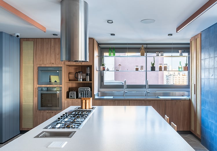Projeto: Labra Arquitetos| Cozinha mais ampla e espaço integrada também à área social do projeto