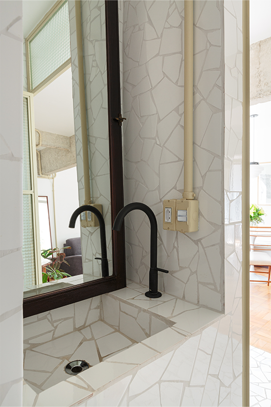 Projeto: Carla Campos_Cru Estúdio |Lavabo clean com detalhes retrô