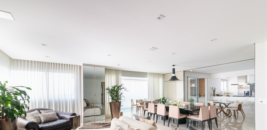 Integração e soluções inteligentes transformam apartamento de 240 m² Living, sala de jantar e cozinha são integrados. Para completar, ao fundo, apenas um porta de vidro de correr faz a separação com a varanda gourmet, tornando o ambiente propício para reuniões e festas, devido à fácil circulação | Projeto de Isabella Nalon