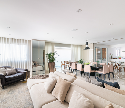 Integração e soluções inteligentes transformam apartamento de 240 m² Living, sala de jantar e cozinha são integrados. Para completar, ao fundo, apenas um porta de vidro de correr faz a separação com a varanda gourmet, tornando o ambiente propício para reuniões e festas, devido à fácil circulação | Projeto de Isabella Nalon