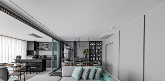 Apartamento monocromático traz atmosfera aconchegante e muito charme Projeto: Martins Galera| A sala de estar se conecta através do sofá ilha com a varanda gourmet, o living e a sala de jantar