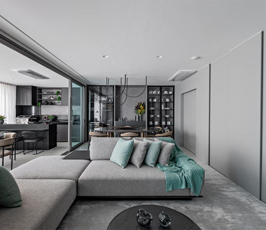 Apartamento monocromático traz atmosfera aconchegante e muito charme Projeto: Martins Galera| A sala de estar se conecta através do sofá ilha com a varanda gourmet, o living e a sala de jantar