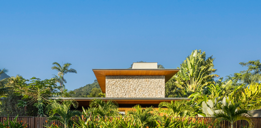 Residência MMB: sofisticação e integração com a natureza em Ubatuba Projeto: Pitta Arquitetura| Residência MMB, casa de 250 m² em Itamambuca, Ubatuba