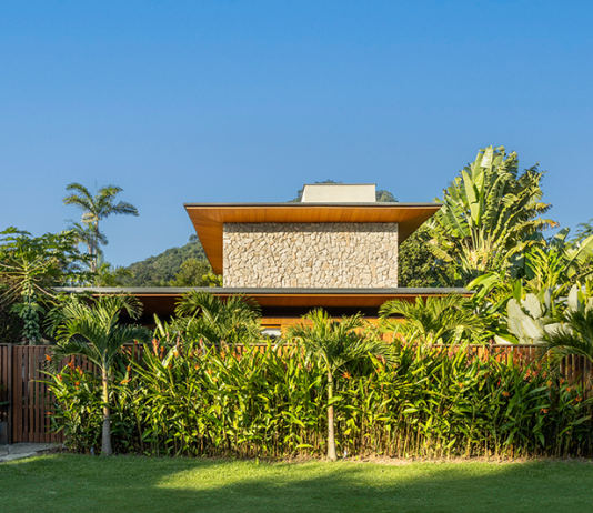 Residência MMB: sofisticação e integração com a natureza em Ubatuba Projeto: Pitta Arquitetura| Residência MMB, casa de 250 m² em Itamambuca, Ubatuba
