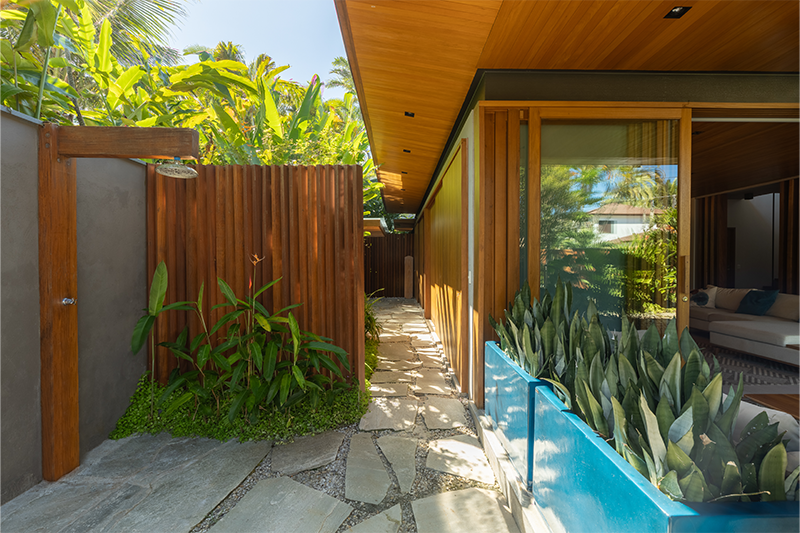 Projeto: Pitta Arquitetura| O Paisagismo com espécies nativas e adaptadas ao clima litorâneo reforça a integração da casa com a natureza