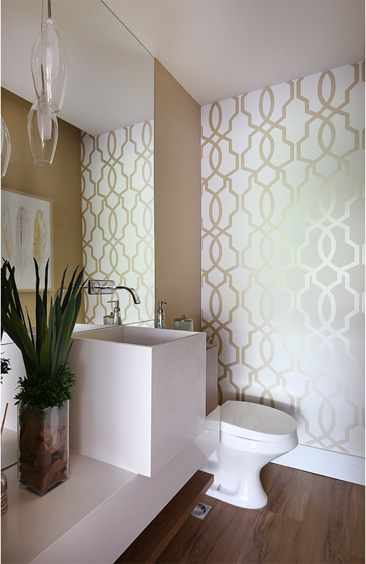Projeto: RMV Interiores | Lavabo sofisticado, com toques de dourado, bancada em mármore esculpido e detalhes que reforçam exclusividade e elegância