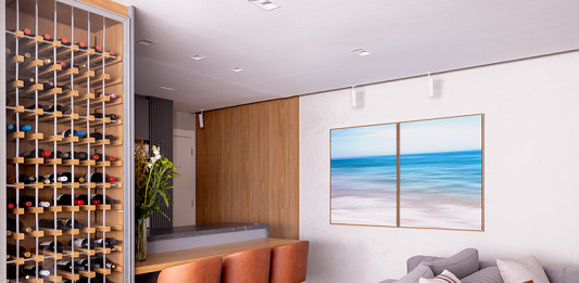 Integrando a adega ao design de interiores Projeto: Martins Galera Arquitetura| A adega foi integrada à disposição da sala, valorizando o ambiente