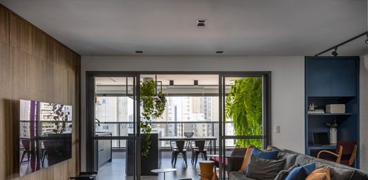 Apartamento de 165M² é inspirado em loft nova yorkino Sala de TV do projeto da arquiteta Flávia Campos