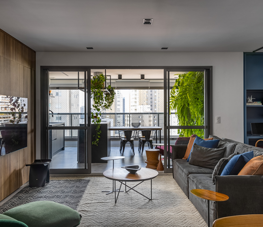 Apartamento de 165M² é inspirado em loft nova yorkino Sala de TV do projeto da arquiteta Flávia Campos