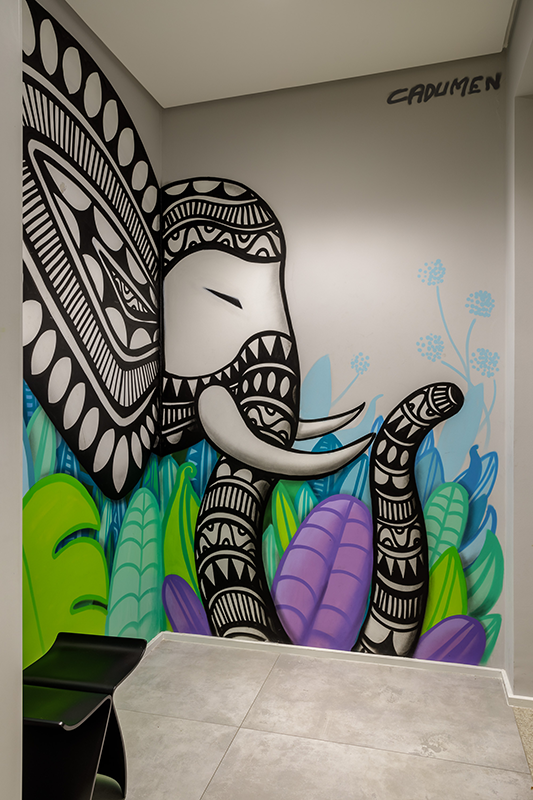 Projeto: Flávia Campos| Hall de entrada com grafite do artista Cadumen