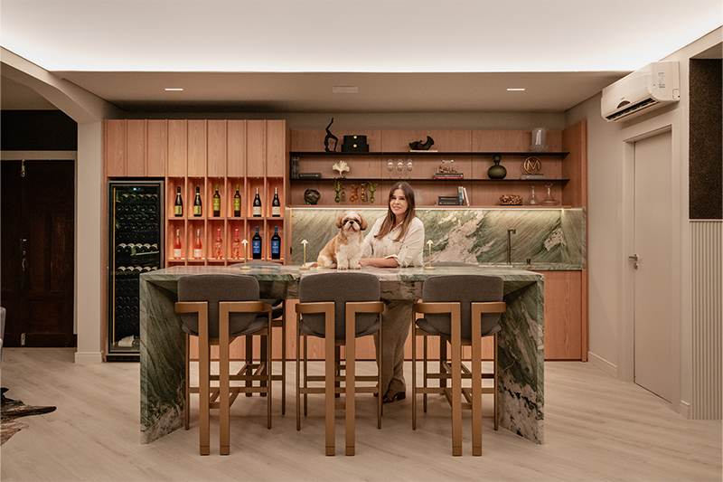 Projeto: Mariana Oliveira | Mostra: Campinas Decor | Ponto central desse ambiente é a ilha em balanço