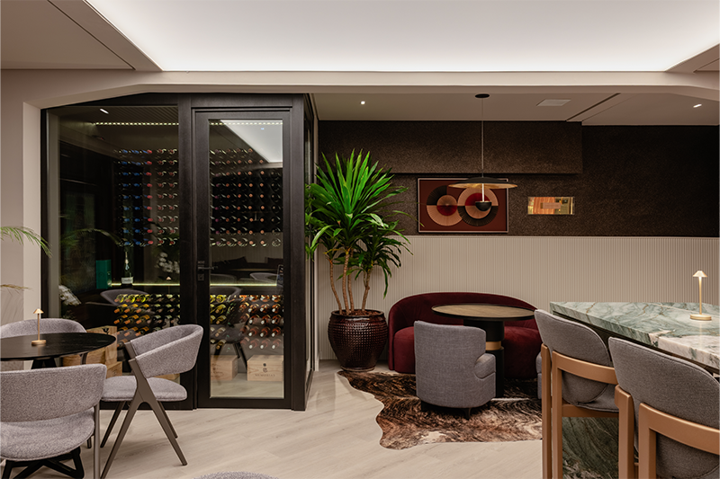 Projeto: Mariana Oliveira | Mostra: Campinas Decor | A profissional optou por uma adega Walk-in, como um espaço dedicado em conservar os vinhos