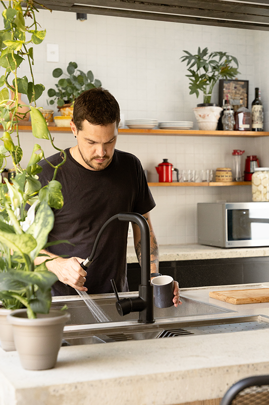 Projeto: Cambuci Arquitetos| Monocomando Celite Prática Preto Matte simplifica as tarefas diárias na cozinha