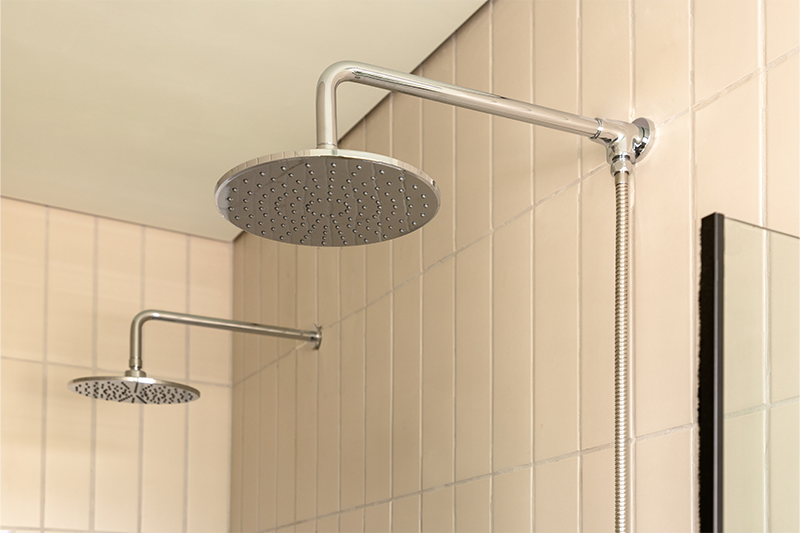 Projeto: Cambuci Arquitetos| Chuveiros Life cromados em duas versões, uma delas com ducha manual