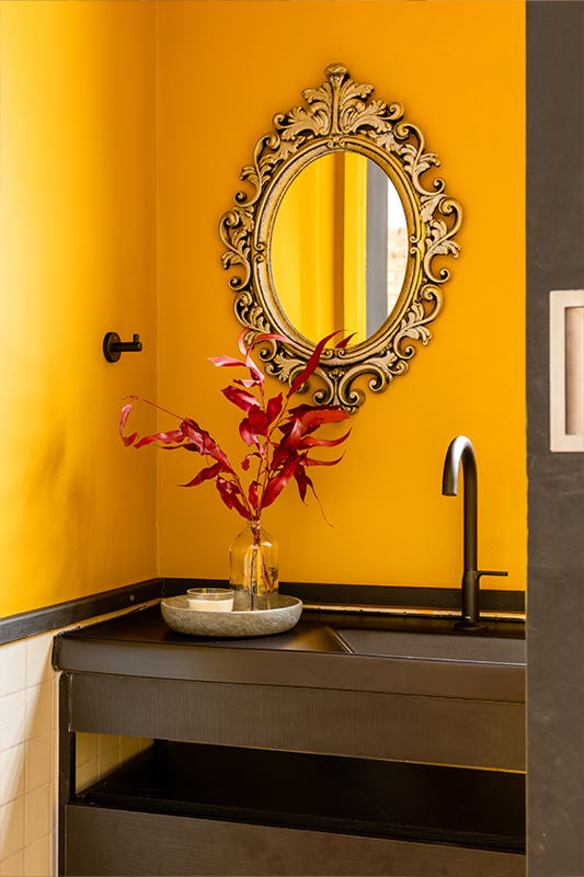 Projeto: Cambuci Arquitetos| Em tons de preto, os produtos Celite criam o contraste perfeito, aliado a estética e praticidade fundamentais para o lavabo