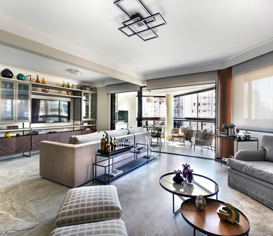 Mesclando móveis antigos com um viés contemporâneo, a reforma do apartamento situado no bairro de Perdizes, zona oeste da capital paulista, realçou o equilíbrio entre o conforto e o bem-estar para o casal de moradores que vivenciam a terceira idade