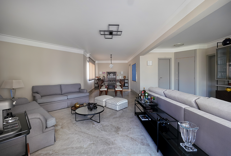 Acostumados a bem receber seus visitantes, no living os moradores têm um cantinho do bar disposto no aparador que resguarda as costas sofá da sala de TV e um carrinho com a máquina de café e xícaras | Projeto: Rosangela Pena Arquitetura 