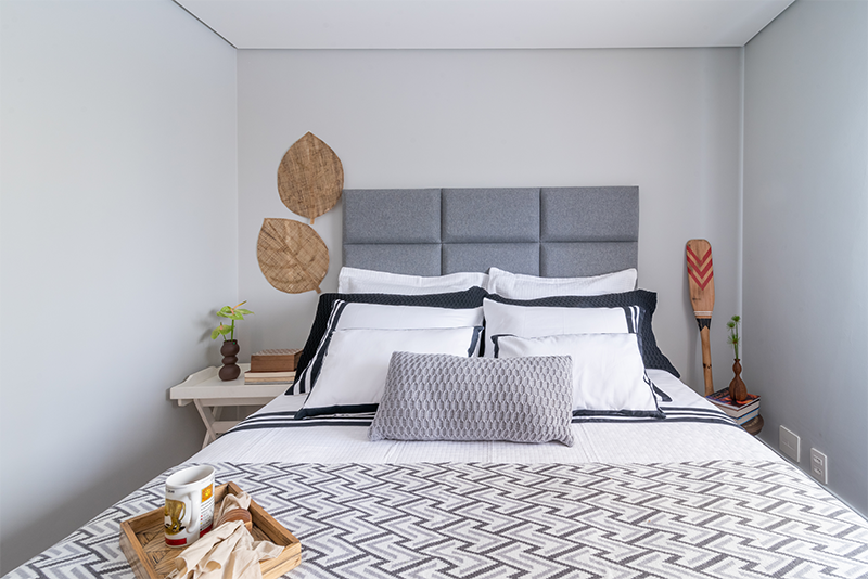 Projeto: Isabella Nalon, produção Coletivo Borogodo|O quarto é sinônimo de charme: uma colcha com base neutra, um lençol com vira trabalhada e uma peseira – tudo para criar acolhimento