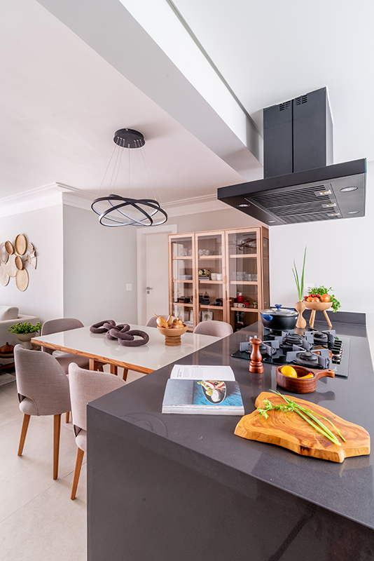 Projeto: Isabella Nalon, produção Coletivo Borogodo| As imagens destacam a integração entre sala de estar, jantar e cozinha em um conceito aberto e fluido.